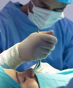 Führen Sie eine geschlossene plastische Operation der Nase durch