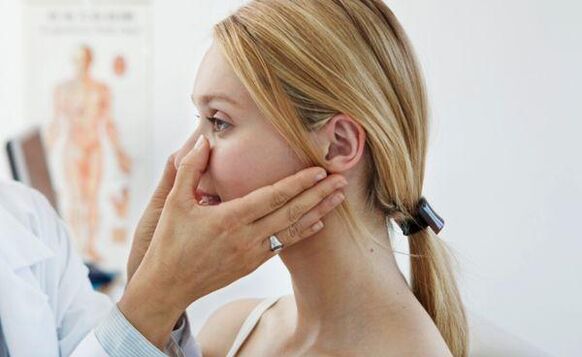 Untersuchung durch einen Arzt vor der Nasenkorrektur