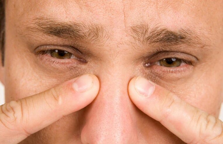 Anhaltende Nasenschmerzen sind eine schwerwiegende Komplikation der Nasenkorrektur