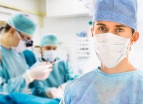 Plastischer Chirurg aus Israel, der Nasenkorrekturen plant und durchführt